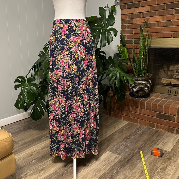🌺 Beautiful flowers printed long skirt side zipper excellent condition. - Picture 7 of 8